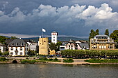 Gebäude der MM Matheus Müller Sektkellerei mit Turm vom Flusskreuzfahrtschiff auf dem Rhein aus gesehen, Eltville, Hessen, Deutschland, Europa