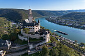 Luftaufnahme der Marksburg und Flusskreuzfahrtschiff nickoSPIRIT (nicko cruises) auf dem Rhein, Braubach, Rheinland-Pfalz, Deutschland, Europa