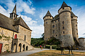 Chateau de Val, Lanobre, an dem Fluss Dordogne, Département Cantal in der Region Auvergne-Rhône-Alpes, Frankreich