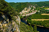 Medieval village with rocks by the river, La Roque-Gageac, Dordogne, Périgord, Dordogne department, Nouvelle-Aquitaine region, France