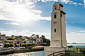 Leuchtturm im Hafen, Saint-Jean-de-Luz, Nähe Biarritz, Département Pyrénées-Atlantiques, Region Nouvelle-Aquitaine, Atlantik, Frankreich