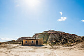 Einsames Haus in der Halbwüste, Bardenas Reales Naturpark, Biosphärenreservat, Navarra, Spanien