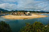 Blick auf Strand und Halbinsel Ribadesella, Asturien, Costa Verde, Nordspanien, Spanien