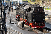 Harzer Schmalspurbahnen; Wartung einer Dampflok der Baureihe 99 im Bahnhof von Werningerode, Sachsen-Anhalt, Deutschland