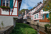 Fachwerkhäuser am Eltzbach im Zentrum von Monreal, Rheinland-Pfalz, Deutschland