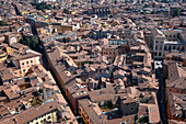 Erhöhtes Stadtbild der Altstadt vom Asinelli-Turm, Bologna, Emilia Romagna, Italien, Europa