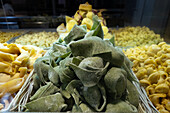 Nahaufnahme von Nudeln, italienische Tortelloni, Bologna, Emilia Romania, Italien, Europa