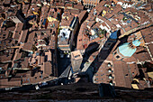 Blick auf die Dächer und die Schatten der zwei schiefen Türme Torre Garisenda und Asinelli, Bologna, Emilia Romagna, Italien, Europa