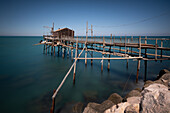 Blick auf einen Trabocco Pfahlbau in Termoli, Provinz Campobasso, Region Molise, Abruzzen, Italien, Europa