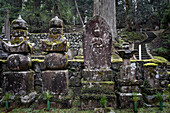 Blick auf Grabsteine mit Moos im Friedhof Okunoin, Okuno-in, Koyasan, Koya, Ito District, Wakayama, Japan
