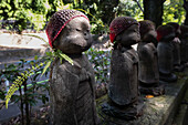 Blick auf Jizo-Statuen (Kosodate Jizo-son) Schutzgottheit der Kinder, Zojoji-Tempel, Tokio, Japan, Asien