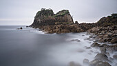 Steilküste im japanischen Mikuni, alte Klippen am Meer, Sakai, Präfektur Fukui, Japan 