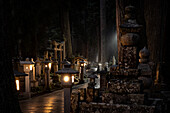 Blick auf die leuchtenden Laternen im Friedhof Okunoin, Okuno-in, Koyasan, Koya, Ito District, Wakayama, Japan
