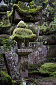 Blick auf vermooste Laterne im Friedhof Okunoin, Okuno-in, Koyasan, Koya, Ito District, Wakayama, Japan