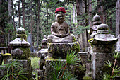 Blick auf bekleidete Statuen im Friedhof Okunoin, Okuno-in, Koyasan, Koya, Ito District, Wakayama, Japan