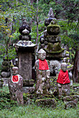 Blick auf Statuen im Friedhof Okunoin, Okuno-in, Koyasan, Koya, Ito District, Wakayama, Japan