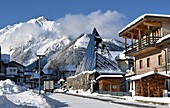 Blick auf die Glaspyramide des Tiroler Steinöl Museums und Berglandschaft, Pertisau am Achensee, Winter in Tirol, Österreich