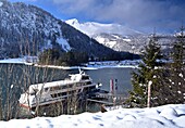 Schiffsanlegestelle und Blick zum Christlum Skigebiet, Nordufer des Sees, bei Achenkirch, Achensee, Tirol, Österreich