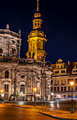 Hausmannsturm des Residenzschlosses und Theaterplatz bei Nacht, Dresden, Sachsen, Deutschland