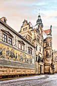 Fürstenzug Wandbild an der Außenseite des Stallhofes am Schlossplatz, Residenzschloss, Dresden, Sachsen, Deutschland