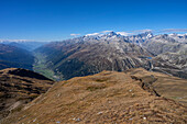 Blick auf das Rhonetal mit den Walliser und Berner Alpen, Kanton Wallis, Schweiz