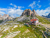 Dreizinnenhütte am Fuße der Drei Zinnen (2999m), Naturpark Drei Zinnen, Sextener Dolomiten, Provinz Bozen, Trentino-Südtirol, Italien