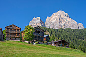 Bergdorf Villaggio di Coi (Zoldo alto) mit den berühmten Holzhäusern und dem Monte Pelmo, Val di Zoldo, Dolomiten, Provinz Belluno, Venetien, Italien