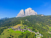 Luftansicht von Bergdorf Villaggio di Coi (Zoldo alto) mit Monte Pelmo, Val di Zoldo, Dolomiten, Provinz Belluno, Venetien, Italien