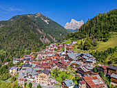 Luftansicht vom Ort Fornesighe mit dem Monte Pelmo, Val di Zoldo, Provinz Belluno, Dolomiten, Venetien, Italien