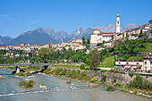 Blick auf Belluno mit der Piave, Provinz Belluno, Dolomiten, Venetien, Italien