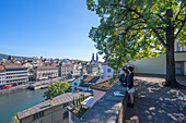 Aussichtsterrasse auf die Limmat und Limmatquai mit Großmünster und Altstadt vom Hügel Lindenhof, Zürich, Kanton Zürich, Schweiz