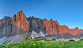 Panorama mit Alpenglühen an Laliderer Wänden mit Herzogkante und Falkenhütte, vom Mahnkopf, Karwendel, Tirol, Österreich 