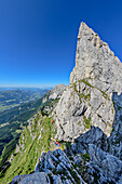 Zwei Personen beim Wandern sitzen vor den Törltürmen im Kleinen Törl, vom Kleinen Törl, Kaisergebirge, Tirol, Österreich