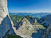 Blick aus dem Kleinen Törl auf Kleinkaiser, Mitterkaiser und Chiemgauer Alpen, vom Kleinen Törl, Kaisergebirge, Tirol, Österreich