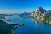 Tiefblick auf Traunsee mit Johannesbergkapelle und Traunstein im Hintergrund, vom Kleinen Sonnstein, Salzkammergutberge, Salzkammergut, Oberösterreich, Österreich