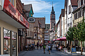 Tauberbischofsheim, Blick entlang der Hauptstrasse auf die Kirche St. Martins, Bayern, Deutschland