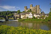Burg Runkel dominiert die gleichnamige Ortschaft an der Lahn, Hessen, Deutschland