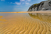 Steilküste und der Strand Cran d’Escalles an der Côte d’Opale oder Opalküste in Escalles, Frankreich\n