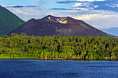 Blick auf Berge mit Vulkan Tavurvur und Palmen, bei Rabaul,  am St.-Georgs-Kanal, Provinz East New Britain, Insel Neubritannien, Papua-Neuguinea, Südsee