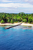 Strand und Palmenwald auf den Conflict-Inseln (auch Conflict Atoll), ein Atoll in der Salomonensee, Provinz Milne Bay, Papua-Neuguinea, Melanesien, Südsee