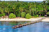 Menschen am Strand und Palmenwald auf den Conflict-Inseln (auch Conflict Atoll), ein Atoll in der Salomonensee, Provinz Milne Bay, Papua-Neuguinea, Melanesien, Südsee