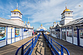 Eastbourne Pier an der englischen Küste in Eastbourne, West Sussex, England, Vereinigtes Königreich