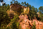 Red rocks, Le Sentier des Ocres, ocher nature trail, Roussillon, Vaucluse department, Provence, Provence-Alpes-Côte d&#39;Azur, France