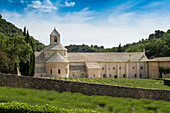 Cistercian abbey Abbaye Notre-Dame de Sénanque, with lavender field, near Gordes, Vaucluse, Provence, Provence-Alpes-Côte d&#39;Azur, France