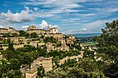 Blick auf die Häuser am Hügel, eines der schönsten Dörfer Frankreichs (Le Plus beaux villages de France), Gordes, Département Vaucluse, Provence, Provence-Alpes-Côte d'Azur, Frankreich