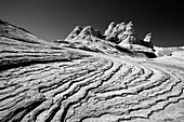 Gebänderter Sandstein mit Felszacken im Hintergrund, Coyote Buttes, Paria Canyon, Vermillion Cliffs, Kanab, Arizona, USA, Nordamerika