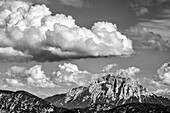 Quellwolke über dem Guffert, vom Schönberg, Bayerische Alpen, Oberbayern, Bayern, Deutschland