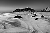 Sandstrand mit einlaufender Brandung und Hustinden im Hintergrund, Skagsanden, Lofoten, Nordland, Norwegen