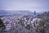 Jena im Winter mit dem Jentower in der Stadtmitte bei bewölktem Himmel, Jena, Thüringen, Deutschland