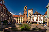 Marktbrunnen vor dem Rathaus und der Metzgerturm in Ribeauville, Elsass, Frankreich